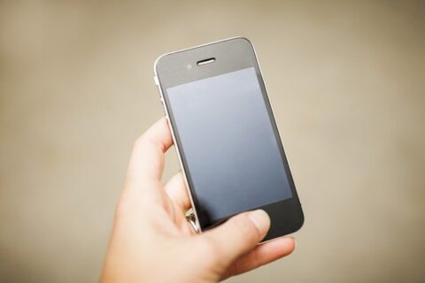 iphone-4-755580_640-480x320 【疑問】iPhoneが頑なに『指紋認証』をつけない理由ｗｗｗ