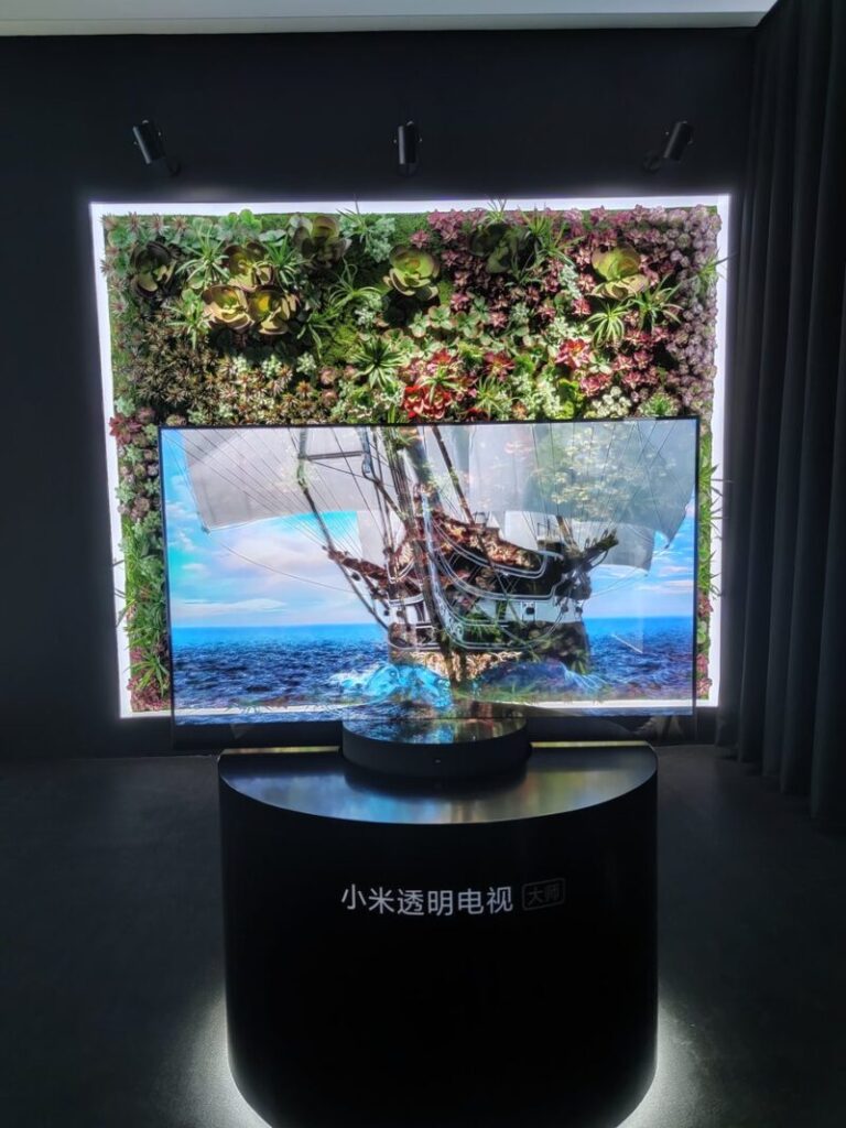 EfJnsukUYAEJk-x-768x1024 【画像】中国、とうとう世界初の透明テレビを作ってしまう
