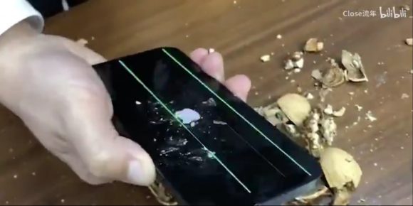 dCHzyb5-1 【朗報】従来より4倍頑丈になったiPhone12のガラス、次々クルミを粉砕しても割れない！