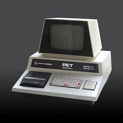 420px-Commodore_2001_Series-IMG_0448b 【レトロPC】レトロPCと聞いて真っ先に思い浮かんだ機種は？