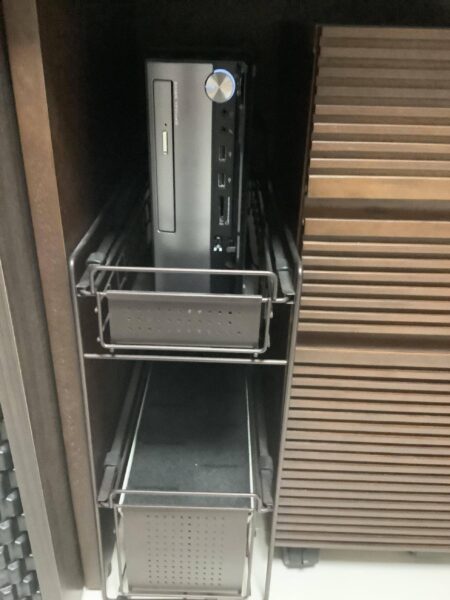 vgXoP7A-450x600 【PC】お前らってパソコンは床に直置き？机に置いてる？それとも棚か何かに？