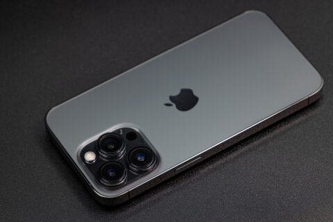 iPhone13PAR59350_TP_V-480x320 【スマホ】iPhone「顔認証しかありません」 Pixel6「指紋認証しかありません」