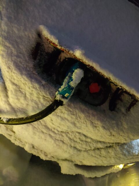 ILJ52Bl-480x640 【悲報】電気自動車、エンジンの廃熱が無く雪が溶けないため大雪で死亡