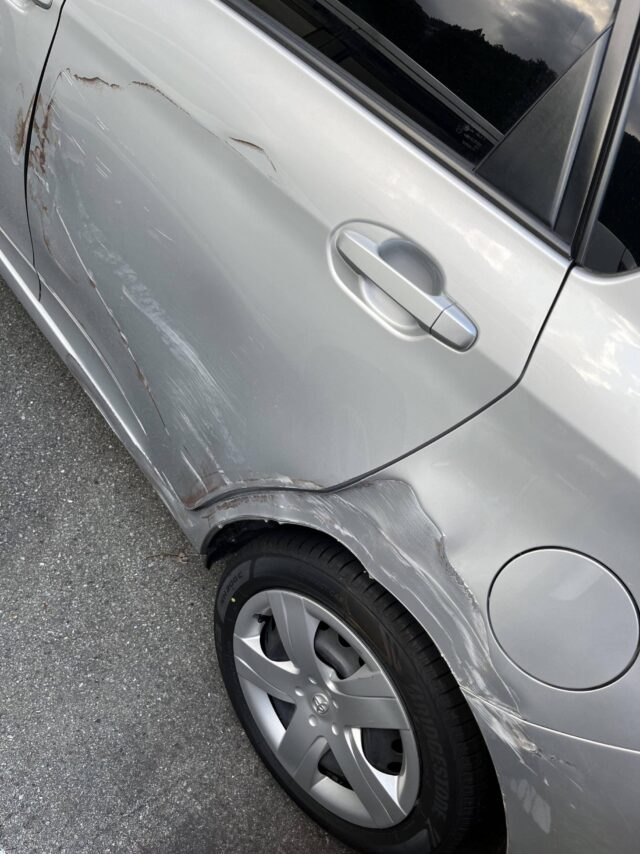 iVppnYu-640x854 【悲報】ワイ、賃貸の駐車場の柱に派手に車を擦る、やっぱり管理会社に連絡した方がええかな？