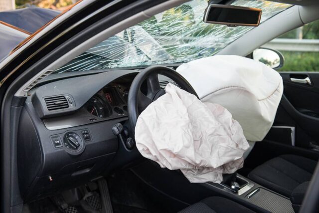 airbag_activation-640x427 【自動車】「ﾅｾﾞ日本車はぶつかるとすぐ壊れるのに、衝突試験が良いの？」中国国内で話題