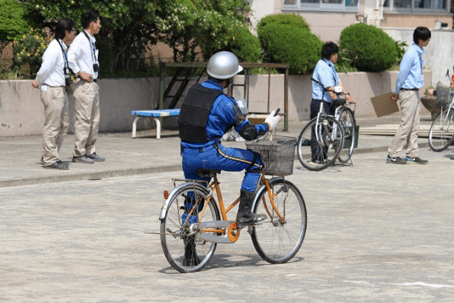 caHBrQs-640x427 【画像】警察さん、とんでもない方法でながら自転車運転の怖さを中学生に教えてしまう