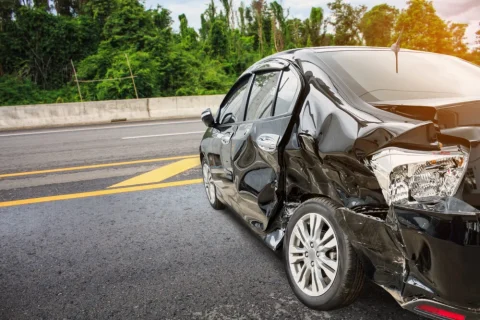 car_crash_accident_on_the_road-1000x666-1-480x320 【自動車】結局『自動車保険』ってどこにすればええんや？