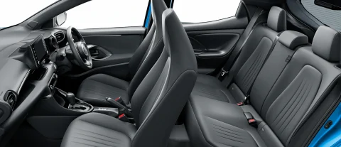 carlineup_yaris_grade_equipment_interior2_seat-480x207 【自動車】トヨタの車って基本後部座席狭くね？