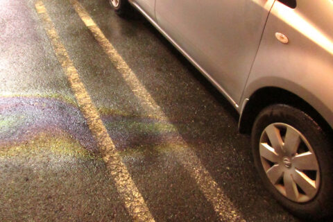 1385293_m-480x320 【自動車】 クルマを駐車したあとに発見した「虹色のシミ」！　見逃し厳禁のその正体とは？