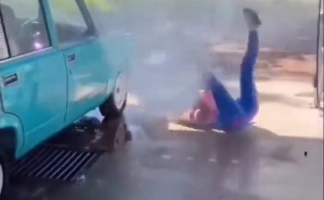 【動画】女さん、ダンスしながら車を洗う