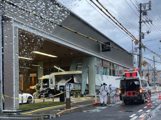 FbhYH5kUIAEYPlY-640x480 【事故】レクサス店舗にトラック突っこむ。これ戦争じゃけん。2週間前も…　広島