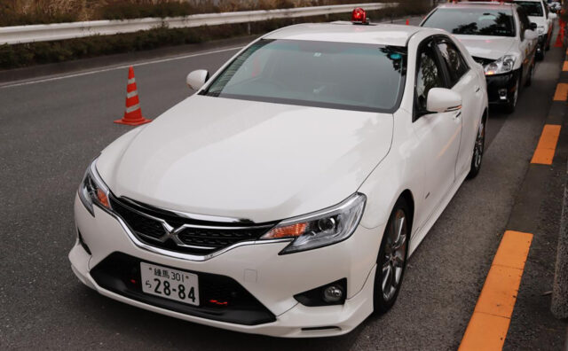 【自動車】高速乗ってて「あ、これ覆面パトカーだな」ってなる車の特徴