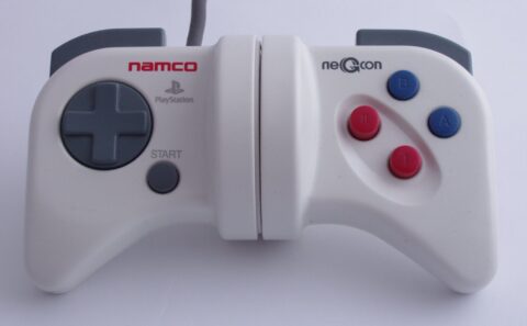 Namco_Negcon_centred-480x297 【悲報】昔のゲーム機のコントローラーが酷すぎると話題に