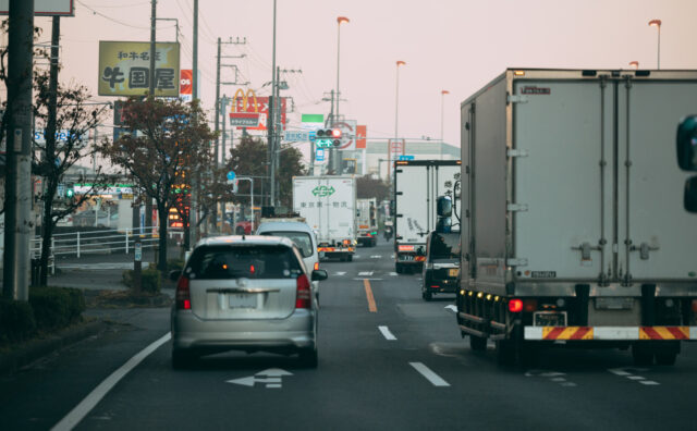 【自動車】「絶対に曲がってやる」の右折車VS「絶対行かせんぞ」の直進車