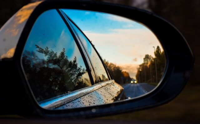 【自動車】見づらくない？ 車のサイドミラー位置が“後ろへ下がってきた”理由 メーカーでも違いが
