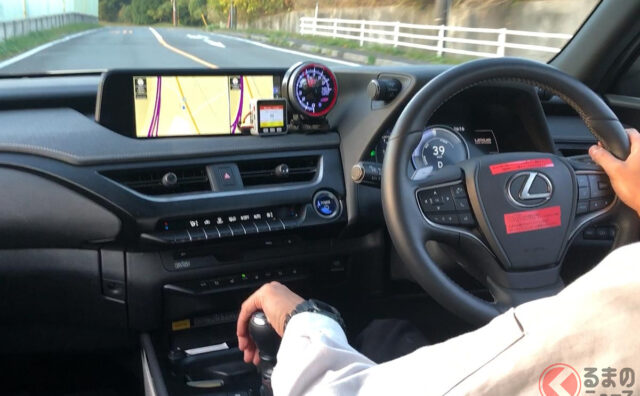 【自動車】レクサス初の「MT車」を世界初公開!? シフトチェンジでエンジン音が変わる？ 謎の「UX300e」の正体とは