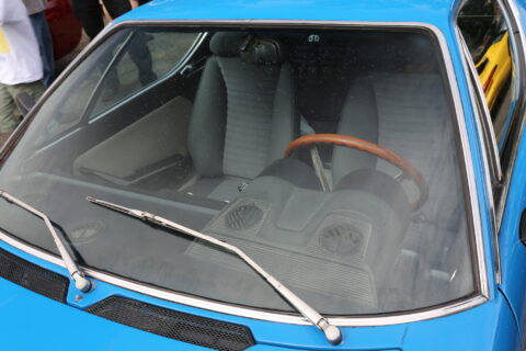 car-Alfa_Romeo_Montreal_9270819085-480x320 【自動車】車のフロントガラスの内側ってどうやって拭いてる？