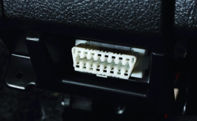 【自動車】車のOBDコネクタに検査器繋いで車載コンチェック。来年から始まるOBD車検。ECU書き換えは違法改造？