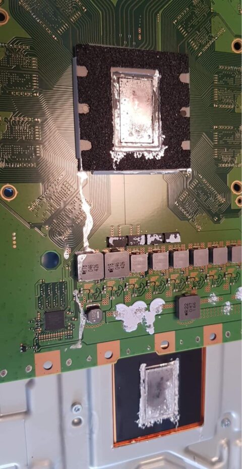 q8UV696-480x930 【ゲーム】「PS5」縦置きで故障のおそれ、全モデルが対象で冷却用の液体金属が漏れる構造上の欠陥か