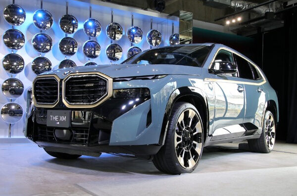 【画像】BMWが「Ｇクラスをぶっ潰す」と満を持して投入した2130万円の新車がカッコ良すぎるwww