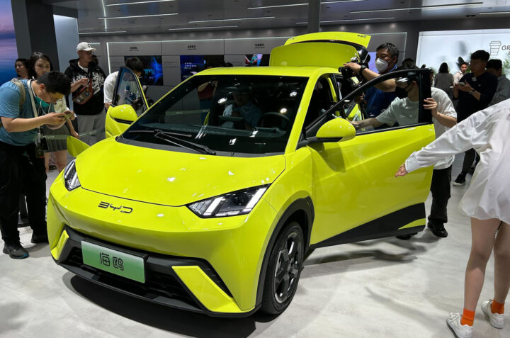 OddwQWz-720x477 【朗報】中国BYD、ヤリスと同等サイズの電気自動車を『150万円』で発売してしまうw