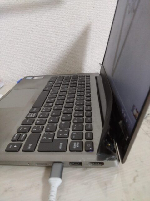 iOCDWUh-480x640 【画像】ワイのノートパソコン『開けた瞬間』に壊れることが確定するｗｗｗ