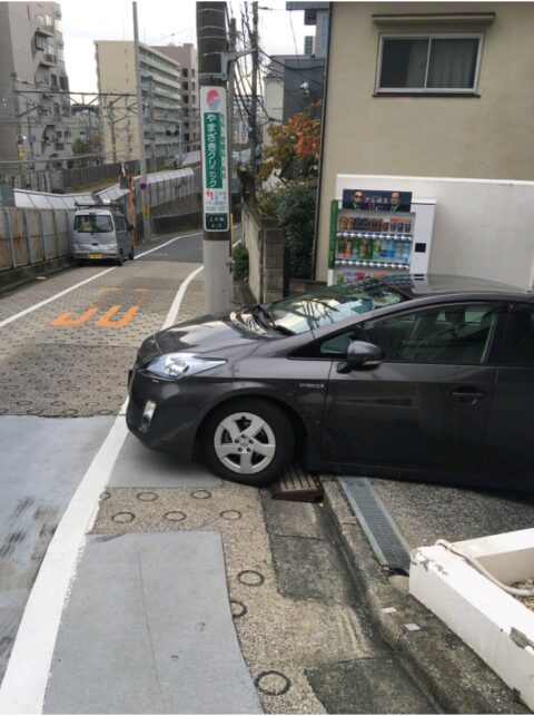 ByZ6tZi-480x643 【画像】日本特有の『歩道』にちょっとはみ出して駐車したろの精神ｗｗｗ