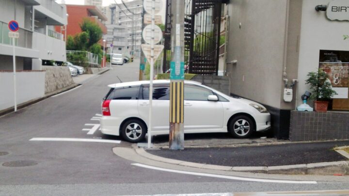 LVa47mA-720x405 【画像】日本特有の『歩道』にちょっとはみ出して駐車したろの精神ｗｗｗ