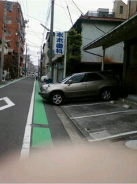 S6cfsRk-480x643 【画像】日本特有の『歩道』にちょっとはみ出して駐車したろの精神ｗｗｗ