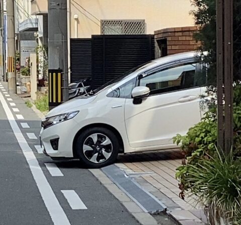 Tr05wa7-480x448 【画像】日本特有の『歩道』にちょっとはみ出して駐車したろの精神ｗｗｗ