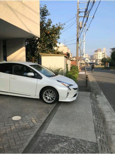 bddUHOg-480x643 【画像】日本特有の『歩道』にちょっとはみ出して駐車したろの精神ｗｗｗ