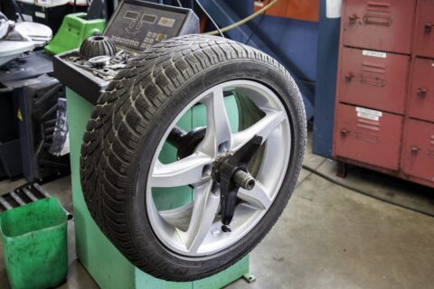 car-tire-1749597_1920-480x320 【悲報】バカガソスタ店員「タイヤ交換時には絶対車検証が必要です」だって
