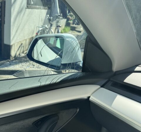 F84hBqYakAAgqXh-1-480x449 【悲報】「テスラ車でアップデート中に窓そうじしてたら窓が割れました」