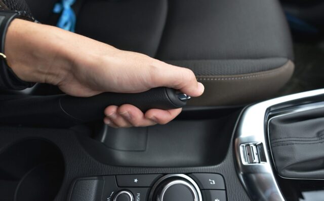 車を止める時にサイドブレーキって引かないよな？